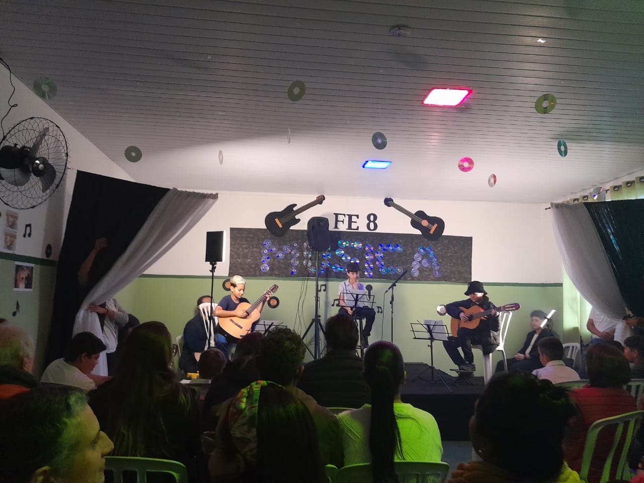 Apresentação musical de alunos do colégio