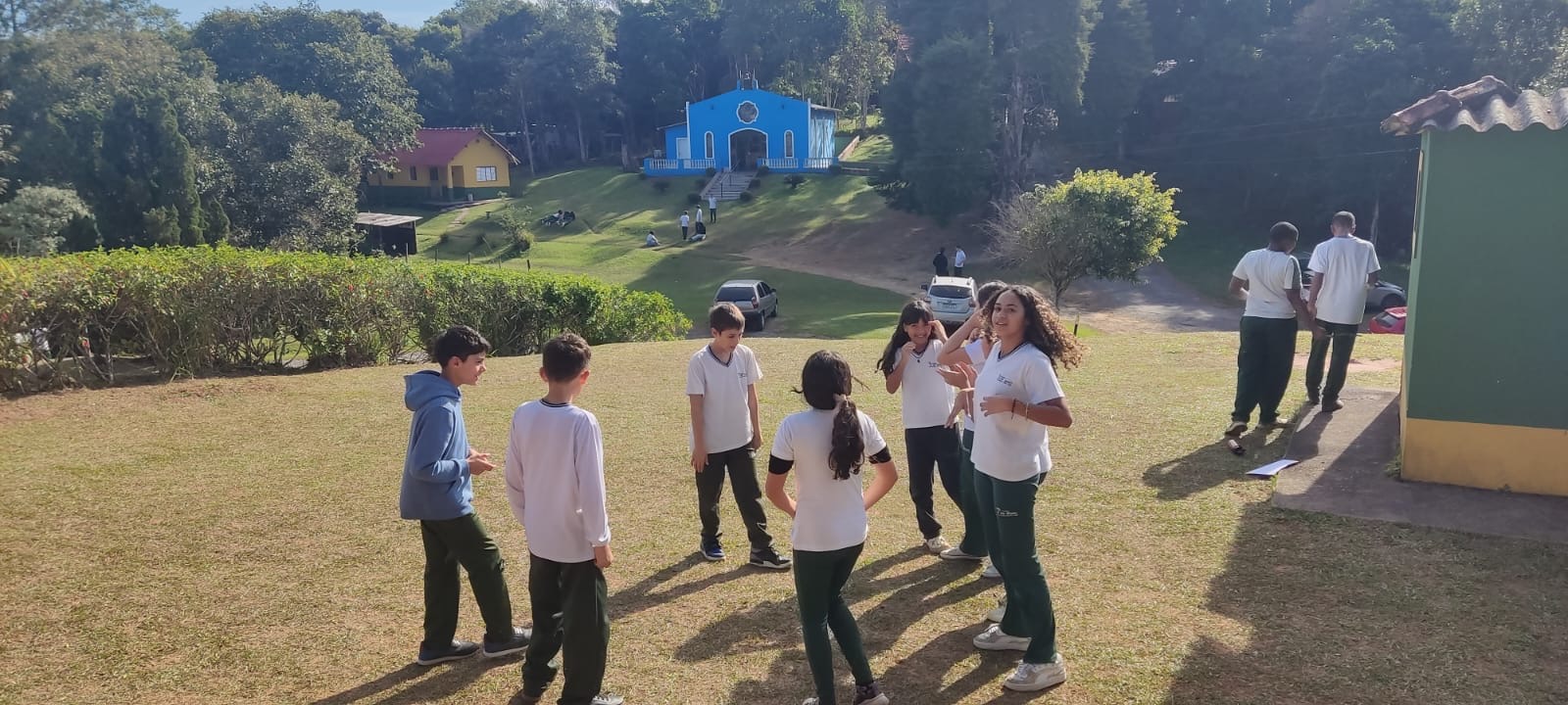 Alunos em momento de convivência no recreio