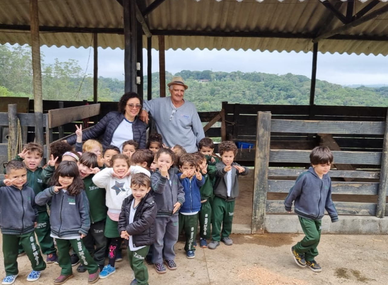 Crianças do Maternal em atividade no Colégio 8 de Maio